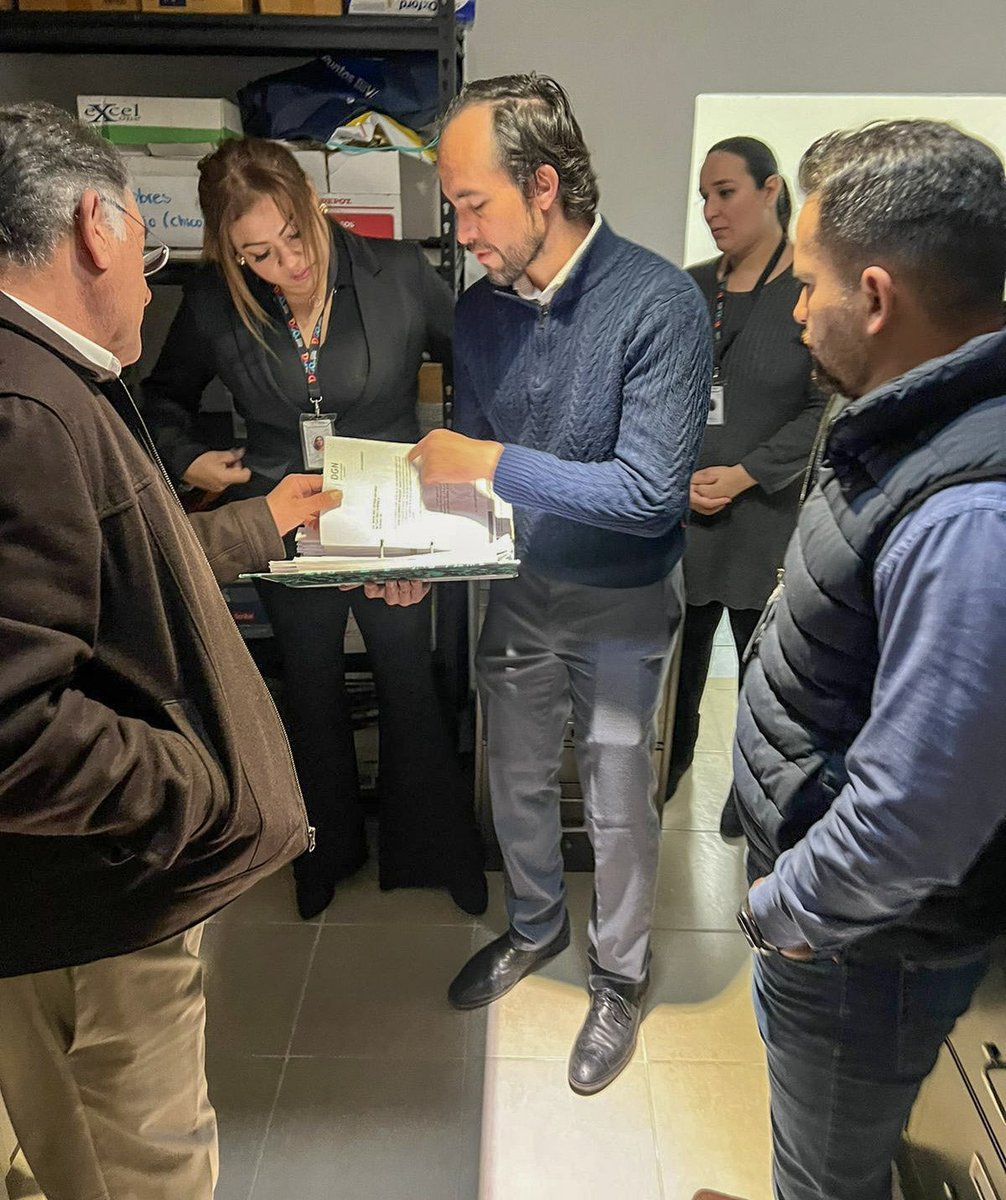SGGDurango's tweet photo. 📍 ✍🏼 Lizbeth Marroquín, titular de Notarías Públicas, recorrió notarías de #Durango para fortalecer la coordinación y eficiencia del gremio notarial. Como testigos de fe pública, los notarios garantizan certeza y protección jurídica para las familias. 📖🖊️
#AccionesConValor https://t.co/OJeqokHwtN