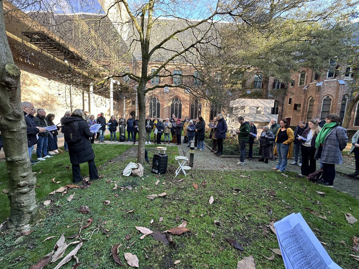 Vandaag kwamen we weer samen In de tuin van het Museum Catharijneconvent. We herdenken alle dak en thuislozen van Utrecht die de afgelopen jaren zijn overleden. In de levensboom hangen hun naamplaatjes.  We noemen de namen en branden een kaarsje. Elk jaar duurt het langer.