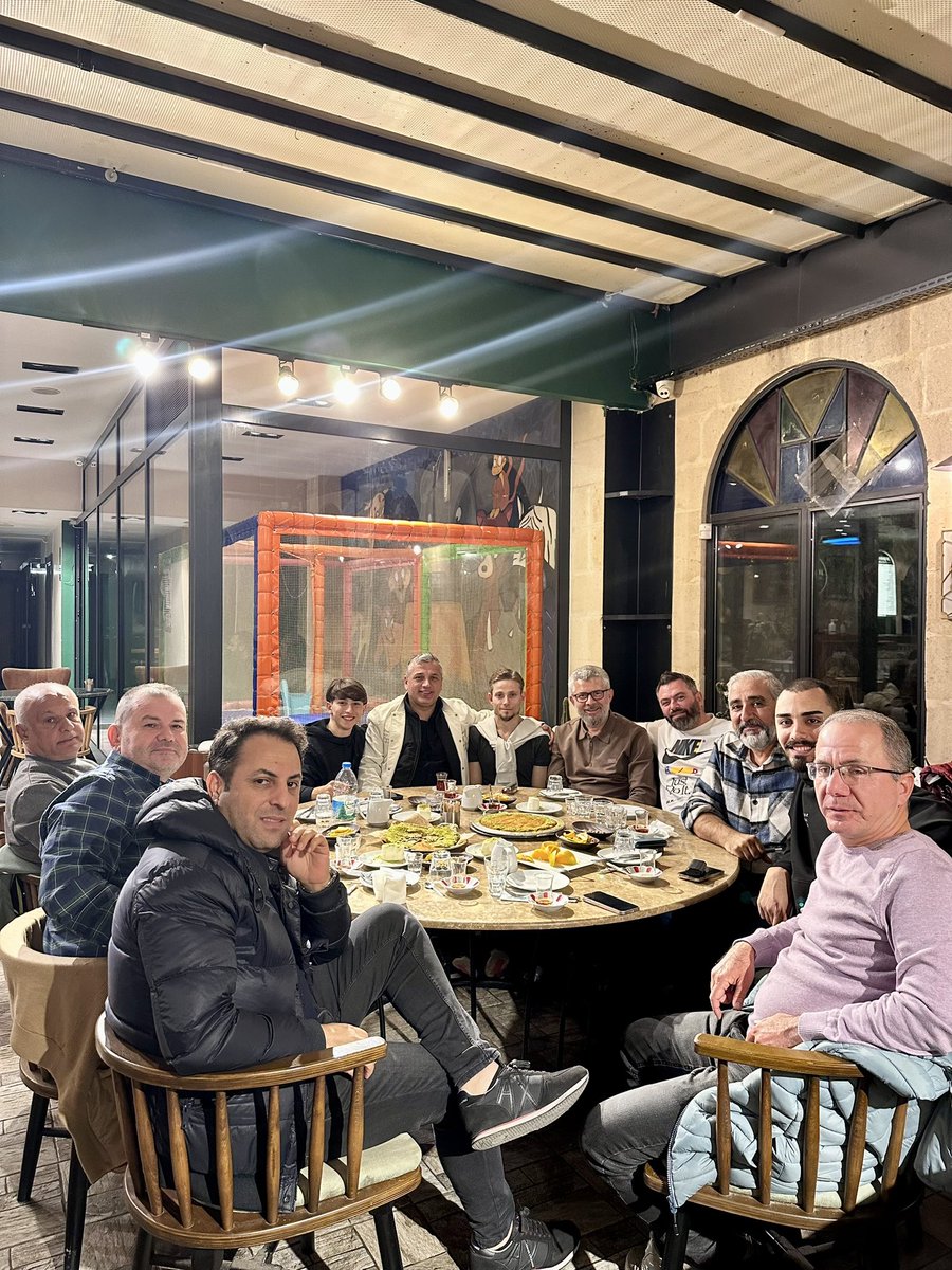 Gazi kupasından sonra Cumhurbaşkanlığı kupasınıda şehrimize getiren kardeşim Emrah Agun,at sahibi ve yetiştiricisi Murat Karabulut ağabeyim,jokey kardeşlerim ve atçı dostlarımızla Kartepe yarışları sonrası keyifli bir Jumbo akşamı🏆💚🖤