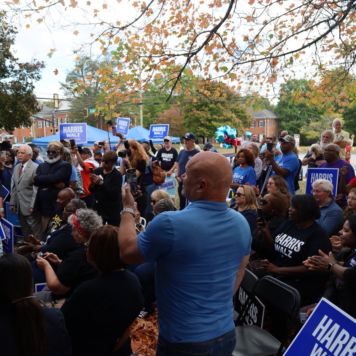 KamalaForGA's tweet image. Senator @ReverendWarnock fired up the crowd in Fayetteville, GA this morning to get out the vote on Election Day! 🗳️ Georgians are ready for a New Way Forward. Go to iwillvote.com/ga to find out how you can vote for Kamala Harris and Tim Walz today. #ElectionDay…