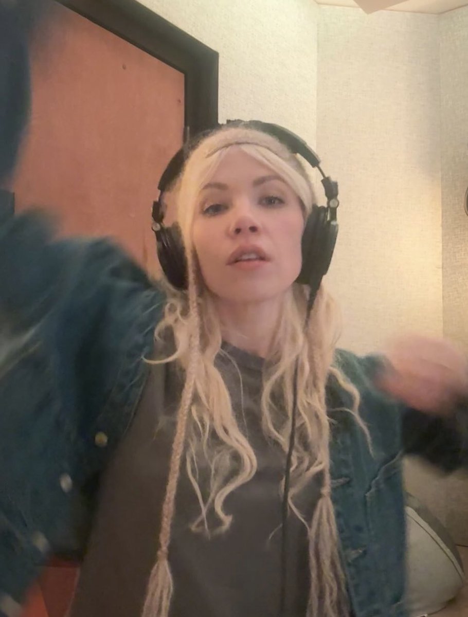 PopCrave's tweet photo. Carly Rae Jepsen is in the studio. https://t.co/hu8AOO3Yxr