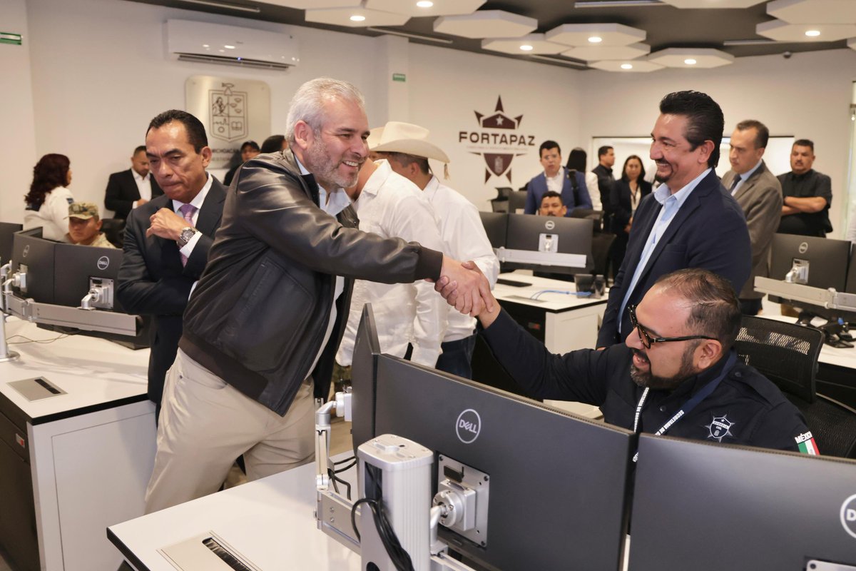 ARBedolla's tweet photo. Presidimos el corte de listón de inauguración del C5 Uruapan, un gran paso en pro de la seguridad y la infraestructura tecnológica de la región, que incrementará las capacidades para prevenir y combatir el delito y responder de manera oportuna a situaciones de emergencia. Nos acompañaron el presidente municipal de Uruapan, Carlos Alberto Manzo Rodríguez; el titular de Seguridad Pública,  Juan Carlos Oseguera Cortés; y el Fiscal General del Estado, Adrián López Solís.
#MichoacánEsMejor