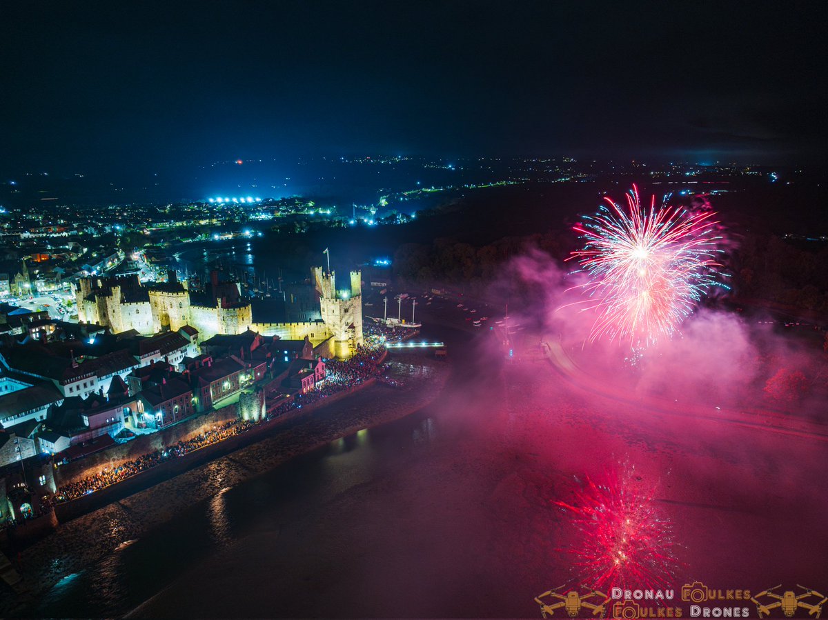 FoulkesDrones's tweet photo. Magnificent firework display at Caernarfon tonight, huge congratulations and well done to everyone involved in making it such a superb display! 🏴󠁧󠁢󠁷󠁬󠁳󠁿🎆 

@Ruth_ITV
@DerekTheWeather @ITVWales @S4Ctywydd @ItsYourWales @ChrisPage90 @carolvorders @MillardWill @ChrisPage90 @metoffice @ywasgS4Cpress @carolkirkwood  @StormHour @VisitCaernarfon @CaernarfonTown @Hwb_Caernarfon @ITVWales @northwaleslive @dafyddiwan @Bryn_Terfel