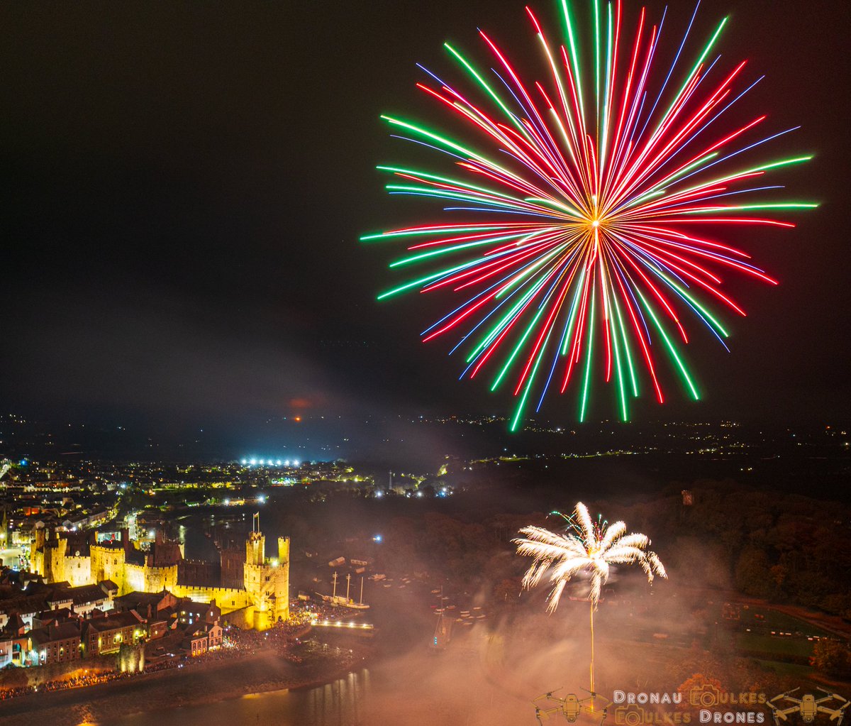 FoulkesDrones's tweet photo. Magnificent firework display at Caernarfon tonight, huge congratulations and well done to everyone involved in making it such a superb display! 🏴󠁧󠁢󠁷󠁬󠁳󠁿🎆 

@Ruth_ITV
@DerekTheWeather @ITVWales @S4Ctywydd @ItsYourWales @ChrisPage90 @carolvorders @MillardWill @ChrisPage90 @metoffice @ywasgS4Cpress @carolkirkwood  @StormHour @VisitCaernarfon @CaernarfonTown @Hwb_Caernarfon @ITVWales @northwaleslive @dafyddiwan @Bryn_Terfel