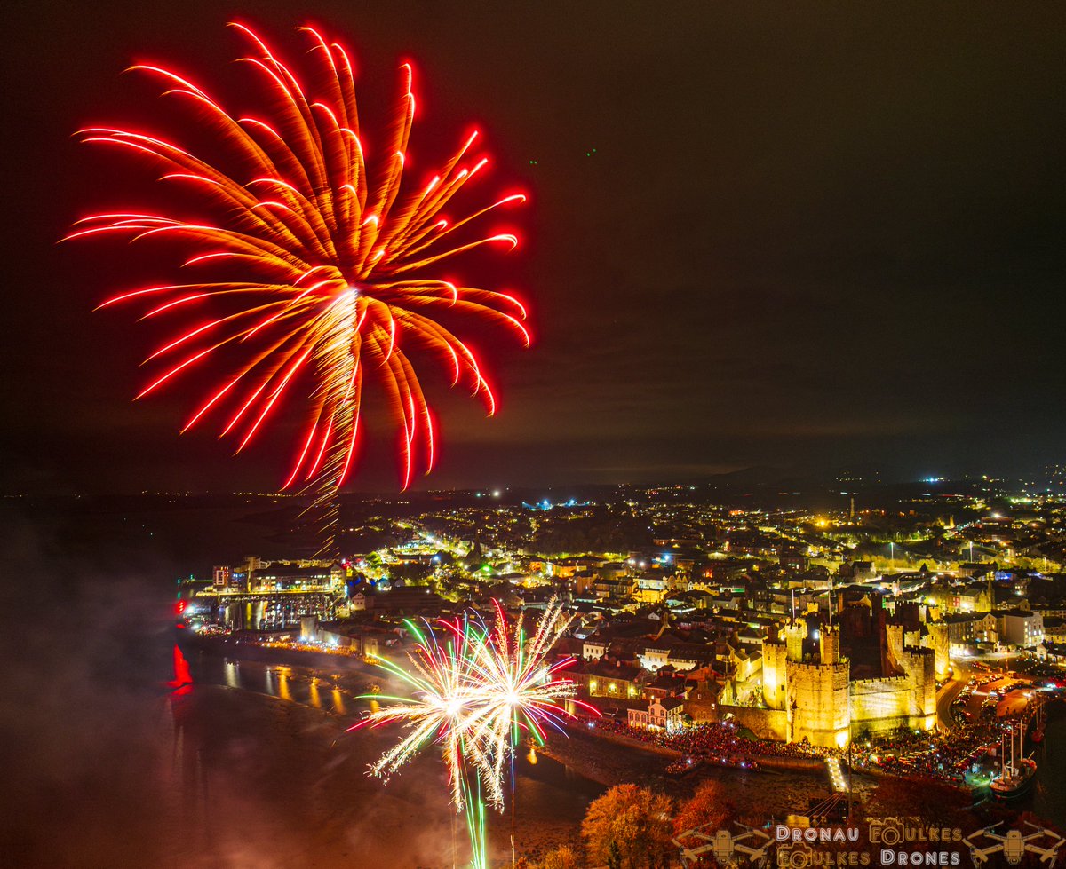 FoulkesDrones's tweet photo. Magnificent firework display at Caernarfon tonight, huge congratulations and well done to everyone involved in making it such a superb display! 🏴󠁧󠁢󠁷󠁬󠁳󠁿🎆 

@Ruth_ITV
@DerekTheWeather @ITVWales @S4Ctywydd @ItsYourWales @ChrisPage90 @carolvorders @MillardWill @ChrisPage90 @metoffice @ywasgS4Cpress @carolkirkwood  @StormHour @VisitCaernarfon @CaernarfonTown @Hwb_Caernarfon @ITVWales @northwaleslive @dafyddiwan @Bryn_Terfel