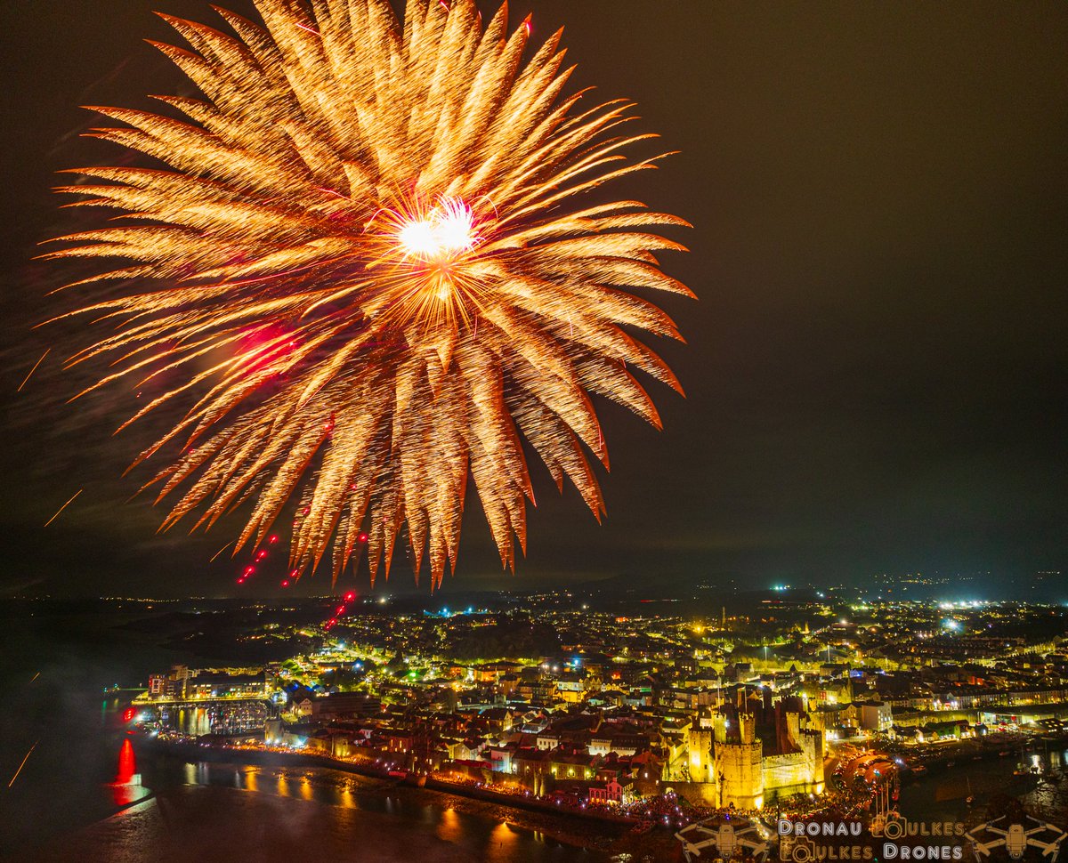 Magnificent firework display at Caernarfon tonight, huge congratulations and well done to everyone involved in making it such a superb display! 🏴󠁧󠁢󠁷󠁬󠁳󠁿🎆 

<a href="/Ruth_ITV/">Ruth_TV</a>
<a href="/DerekTheWeather/">Derek Brockway - weatherman</a> <a href="/ITVWales/">ITV Wales News</a> <a href="/S4Ctywydd/">S4C Tywydd</a> <a href="/ItsYourWales/">It's Your Wales</a> <a href="/ChrisPage90/">Chris Page - Weatherman</a> <a href="/carolvorders/">Carol Vorderman</a> <a href="/MillardWill/">Will Millard</a> <a href="/ChrisPage90/">Chris Page - Weatherman</a> <a href="/metoffice/">Met Office</a>