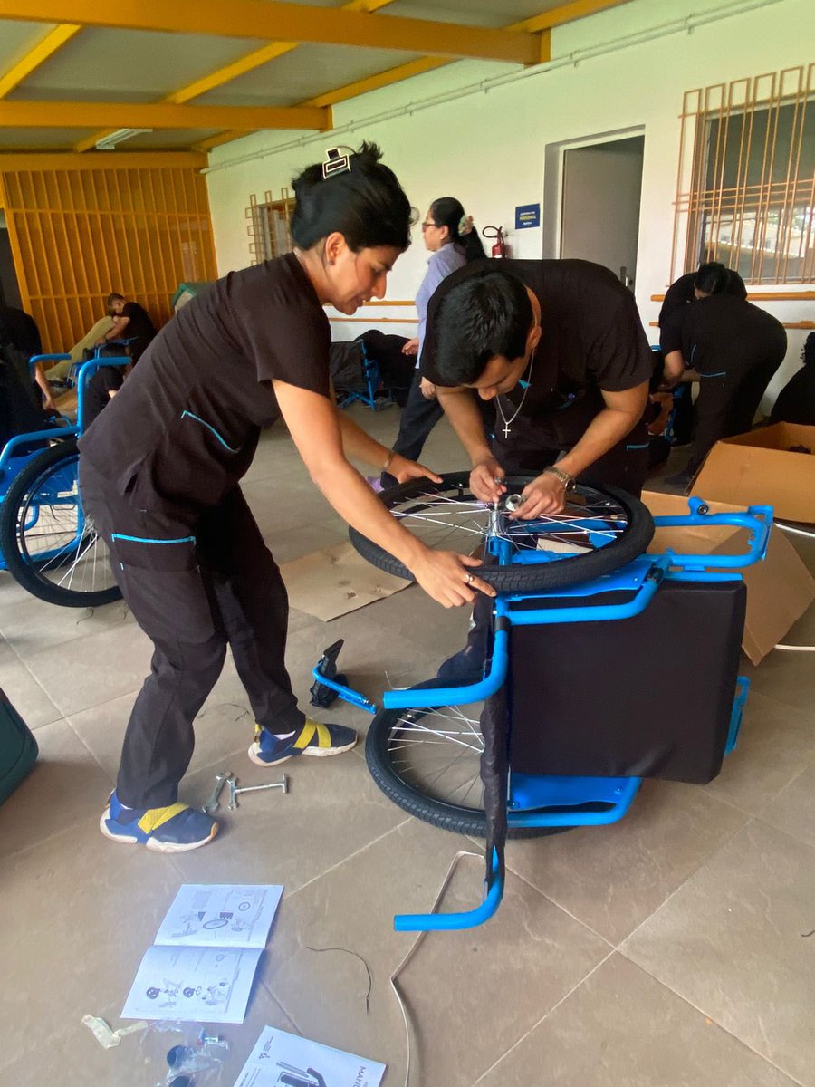 TeletonSV's tweet image. Estudiantes de 3er año de Fisioterapia en UNASA participaron en un taller teórico-práctico sobre provisión de sillas de ruedas. Una gran oportunidad para fortalecer sus habilidades y compromiso con quienes más lo necesitan 🧑‍🦼💛💙