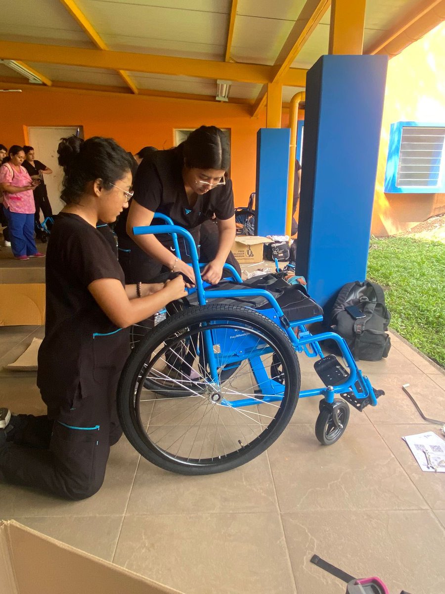Estudiantes de 3er año de Fisioterapia en UNASA participaron en un taller teórico-práctico sobre provisión de sillas de ruedas. Una gran oportunidad para fortalecer sus habilidades y compromiso con quienes más lo necesitan 🧑‍🦼💛💙