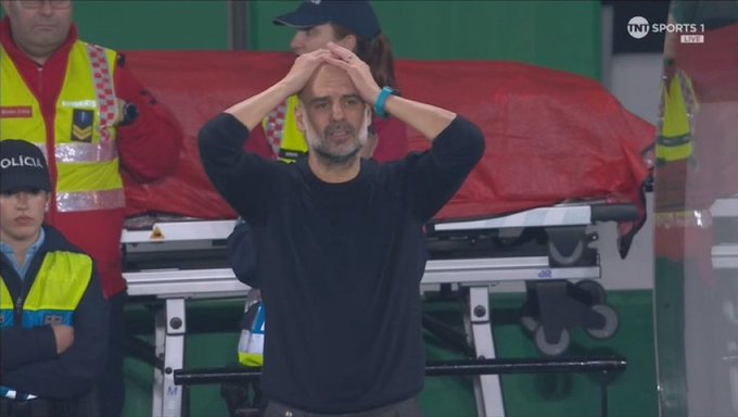 CarrickReign's tweet photo. 🚨LATEST: Sporting up 3-1 against Manchester City

Amorim is casually looking at his tactics boards while Haaland is taking a penalty.

Pep Guardiola already stressing over Amorim who is yet to go United. 

Amorim is a amazing manager and one of our own. 

Our Sir Alex Ferguson. https://t.co/tJbCU0nMy5