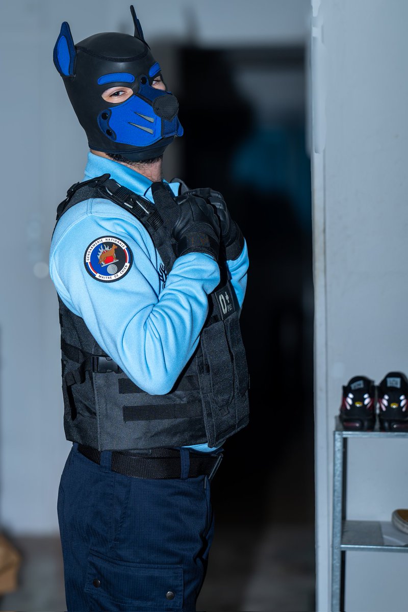 Who wants a policeman's hug?

#gayfetish #gayuniform #gay #kiffeur