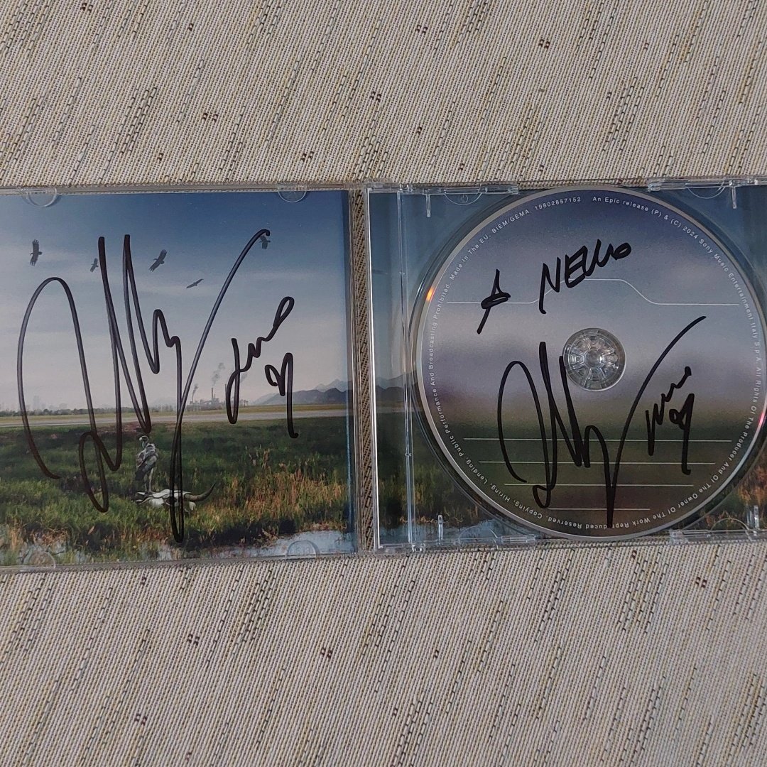 Essendo bloccato all'aeroporto di Barcellona da 24 ore ho iniziato a perdere le speranze, pensando pure che sarei atterrato a Fiumicino e mi sarei ritrovato lo sciopero dei treni. In qualche modo ce l'ho fatta a tornare a Napoli in tempo per incontrare Olly 🔥❤️