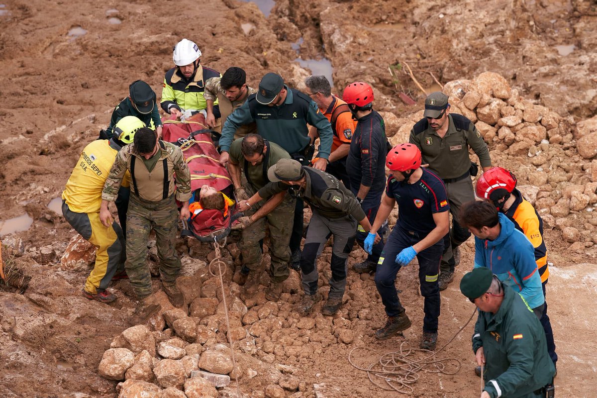 Por capacidad operativa, para gestionar medios, por actitud y aptitud para cooperar en emergencias, por vocación, para auxiliar a la ciudadanía: donde podamos ayudar, allí estaremos #AgentesMedioambientales.

Ánimo a quienes estén colaborando en la #DANA.

aeafma.es/gabinete-de-pr…