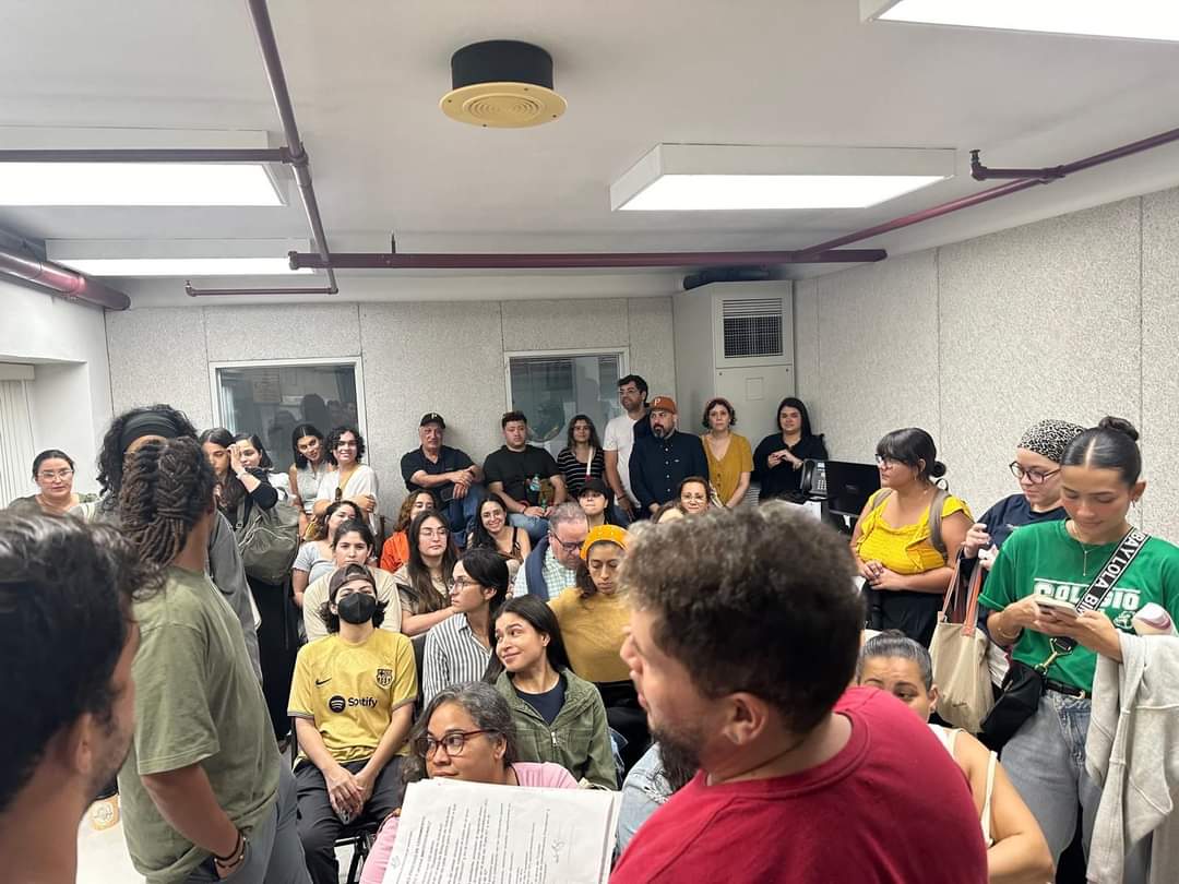 ComisionadoPIP's tweet photo. El PNP sigue atropellando y cucando en JAVAA con el voto adelantado. 

Aquí la respuesta de los voluntarios jóvenes del PIP. 

No nos dejamos ni nos quitamos. https://t.co/BFq5JLi6JY
