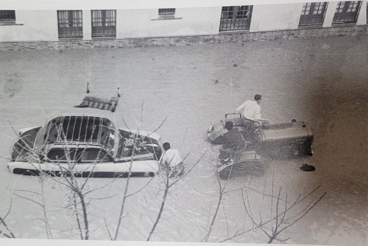 La historia no se repite, pero siempre enseña. No os perdáis  lo que recogía <a href="/manupediaz_/">Manuel Peña</a>
sobre la inundación más virulenta del siglo XX en Sevilla, producida por el desbordamiento del Tamarguillo en 1961. Abro mini hilo ⬇️ Fotos de la Fototeca Municipal de #Sevilla