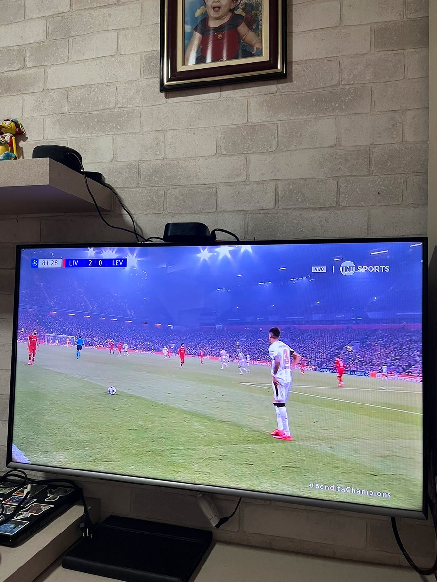 paaulhaca's tweet photo. meu pai veio aqui no meu quarto 

viu qual jogo eu tava vendo 

perguntou "liverpool vs leverpool?" 

e saiu. 

👍🏼 https://t.co/sqBlPpVR81