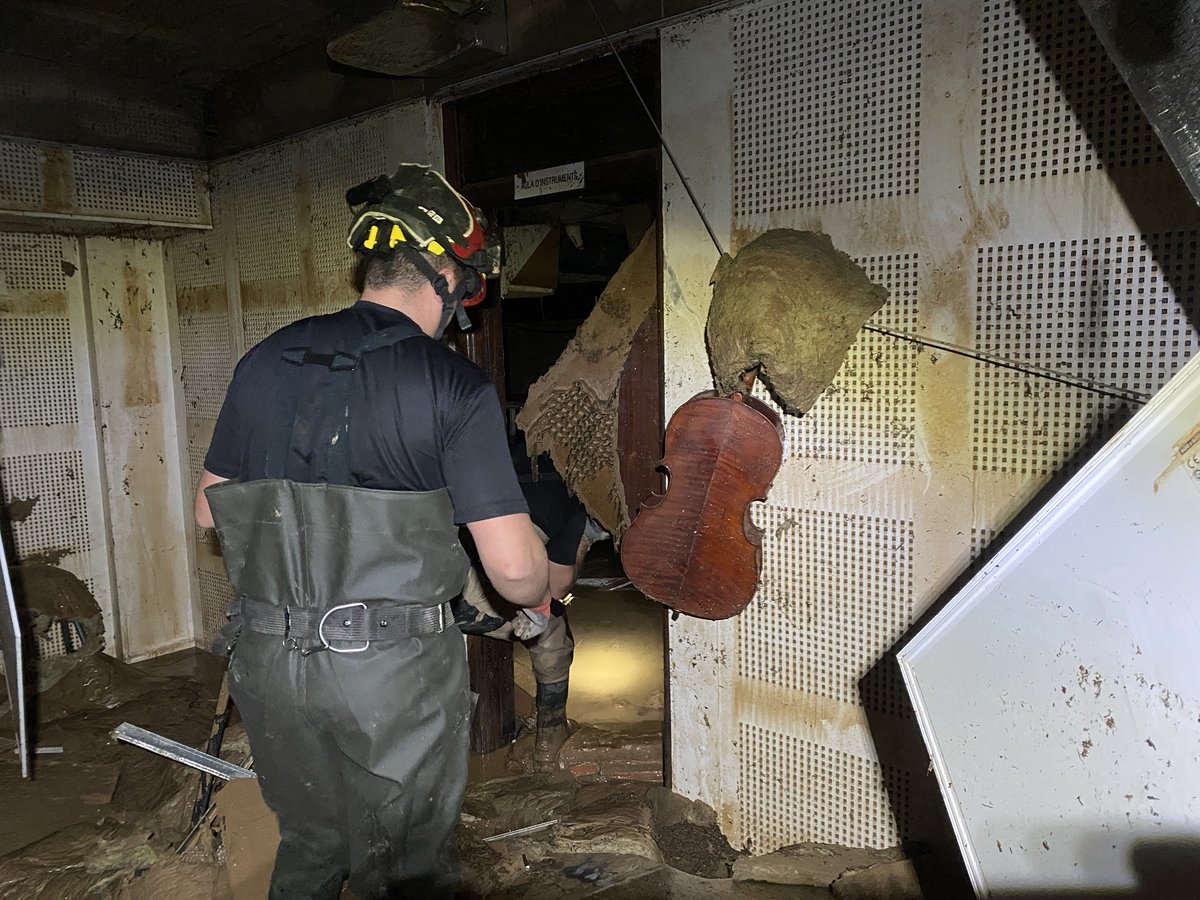 SMAlgemesi's tweet image. 🔴Necessitem la teua ajuda🔴

La riuada ha destruït MOLT del nostre material, perquè el nostre local era subterrani. Pianos, timbals i violoncels han estat 7 dies sota el fang, per això hem llançat aquesta campanya: Gofund.me/1d94bebe

Per favor,
🎷difón
❤️‍🩹col·labora