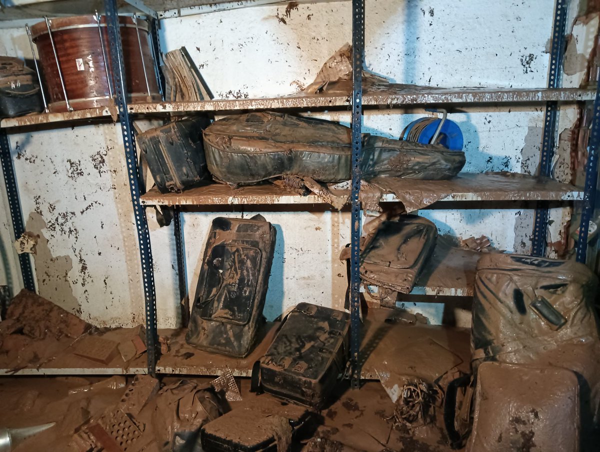 SMAlgemesi's tweet image. 🔴Necessitem la teua ajuda🔴

La riuada ha destruït MOLT del nostre material, perquè el nostre local era subterrani. Pianos, timbals i violoncels han estat 7 dies sota el fang, per això hem llançat aquesta campanya: Gofund.me/1d94bebe

Per favor,
🎷difón
❤️‍🩹col·labora