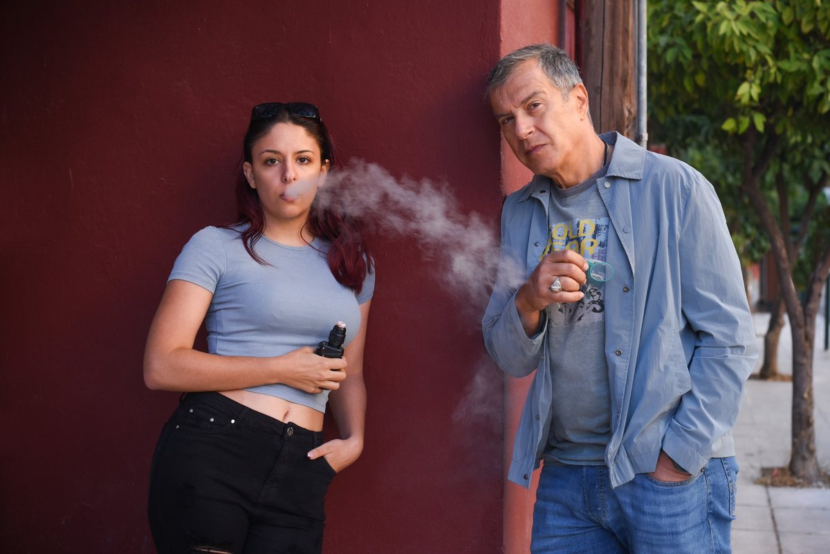 «Στην αρχή έπαιρνα blueberry, τώρα κάνω μια μίξη μπισκότου κ βανίλιας» λέει η Κατερίνα που ατμίζει από την A' Λυκείου. 

Πώς το ηλεκτρονικό τσιγάρο που ξεκίνησε ως μέσο διακοπής του καπνίσματος κατέκτησε τους νέους;

#protagonistes αύριο 23:45 στον <a href="/alphatvgreece/">ALPHA TV</a>

#alphatv