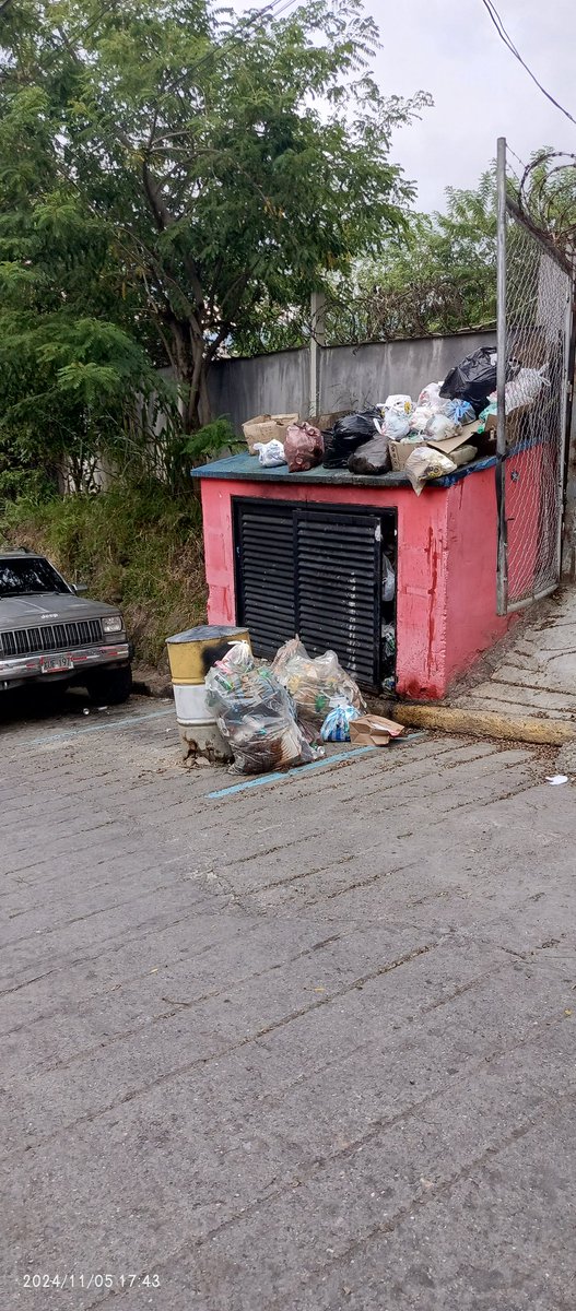 huseche's tweet photo. Buenas tardes @fospuca esto es en la Naya, por favor si nos ayudan con la recolección. Ya tiene más de una semana que no la hacen. https://t.co/IPL3xI7Gim