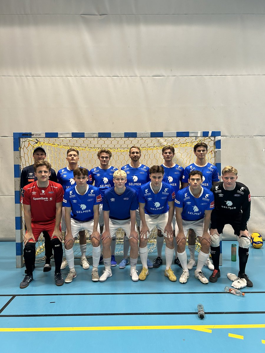 Den nye futsalvinen på plass i futsalens arnested - Dragvoll Idrettssenter. Der vi satte fyr på futsallidenskap i et fantastisk miljø for 25 år siden - og vedvarte siden. En glede å være tilbake på det blå dekket med RIL-gutta👏🏻