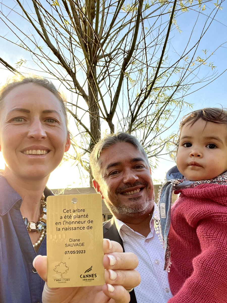 à Cannes, quand on dit qu’on plante un arbre pour une naissance, ce ne sont pas que des mots ! merci <a href="/davidlisnard/">David Lisnard</a> et aux services de <a href="/villecannes/">Cannes</a> pour ce beau cadeau! et pour cet arbre de plus sur l’espace public !