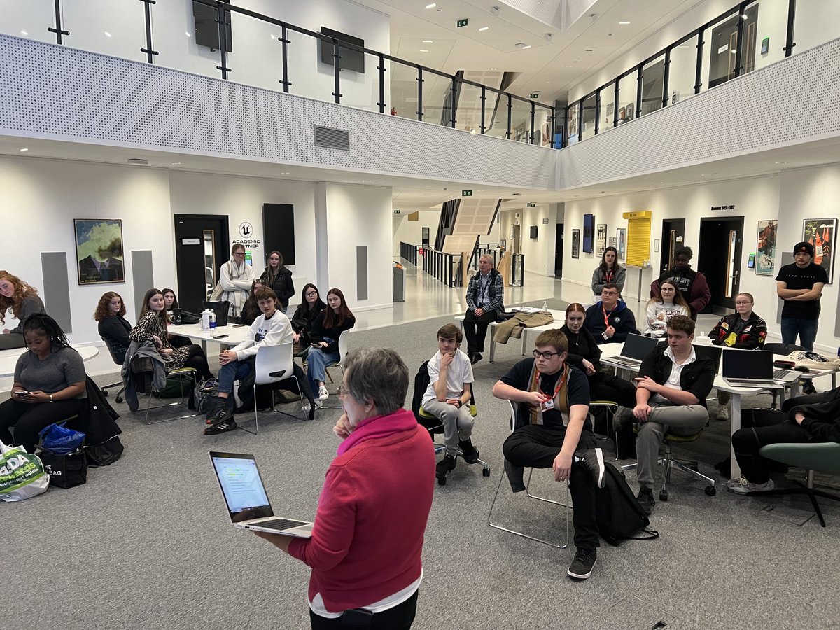 adrian_warner's tweet image. Pre-night briefing from ⁦@KateIronside1⁩ of our journalism students @uninorthants ahead of busy night of U.S. election coverage. Learning by doing. We are working until 6am. #journalism