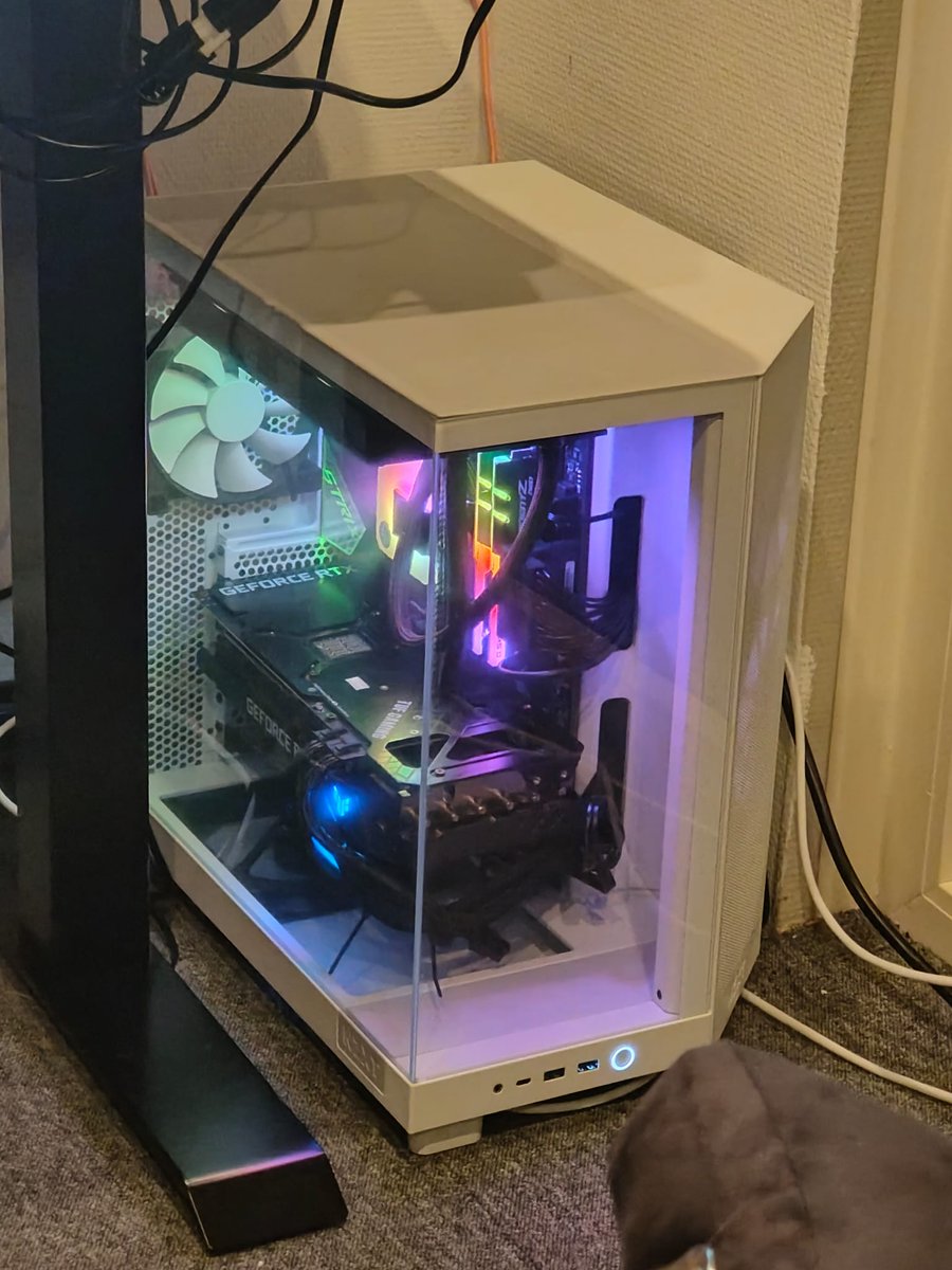 Recently build my wife a new build in a NZXT H6 Flow
amd i must say, that after having worked as a system integrator for 5,5 years and built computers for longer, ive used a lot of cases, this one has sparked me with the most joy i've felt in years tho! #tryitout
<a href="/NZXT/">NZXT</a> #NZXTClub