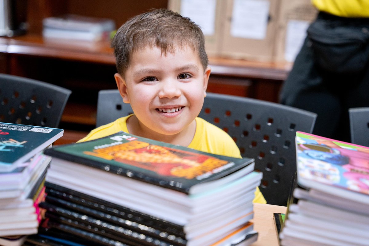 AlcaldiaVpar's tweet photo. #Educacion 

El colegio Happy Kids Preschool se unió a la campaña #TodosAlAula, donando útiles escolares que beneficiarán a los niños, niñas y adolescentes que regresan a clases.

Estamos comprometidos con la educación, tú también puedes hacer parte de esto. https://t.co/p3RQ6TOmgd