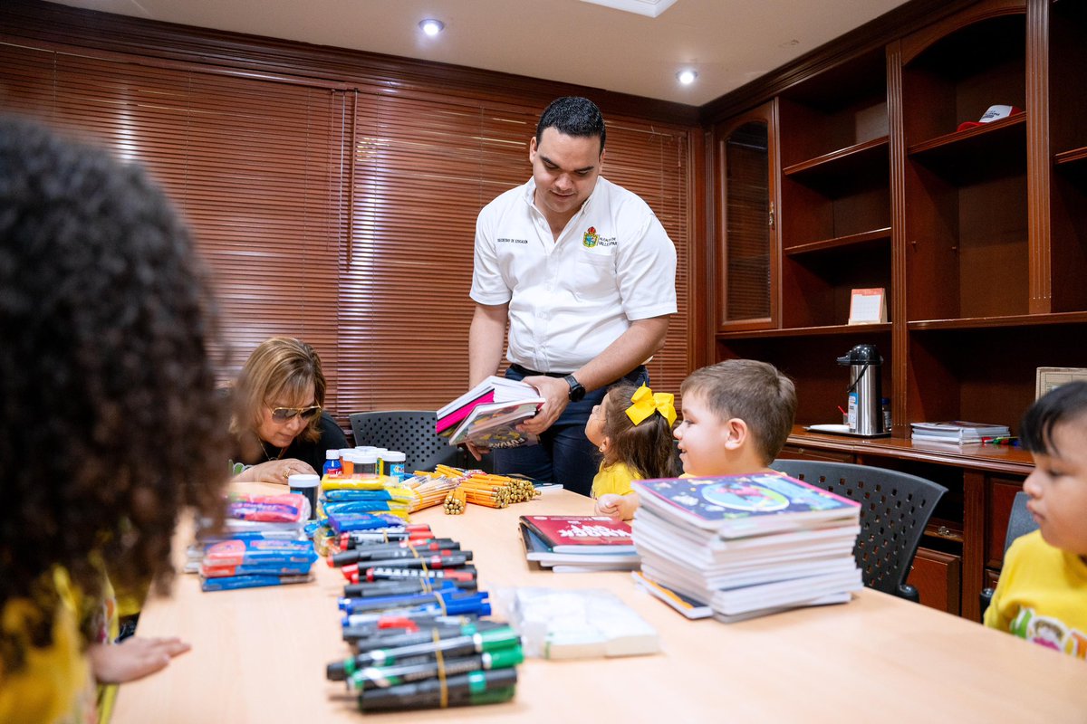 AlcaldiaVpar's tweet photo. #Educacion 

El colegio Happy Kids Preschool se unió a la campaña #TodosAlAula, donando útiles escolares que beneficiarán a los niños, niñas y adolescentes que regresan a clases.

Estamos comprometidos con la educación, tú también puedes hacer parte de esto. https://t.co/p3RQ6TOmgd