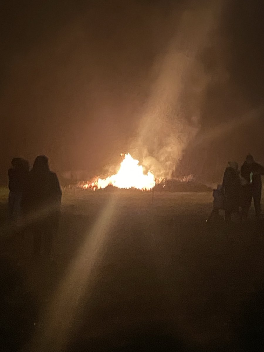 Another incredible bonfire and firework display in Burford. #boardingfriends #fireworks #bonfire #community #boardingschool