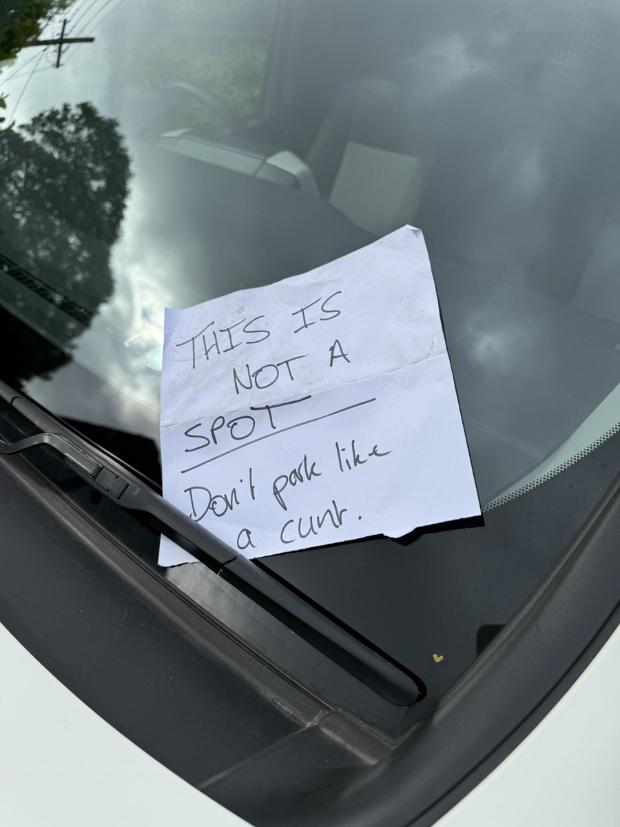 m_stan_syd's tweet photo. I love Australia. #parkingfail https://t.co/cQPttcWoYy