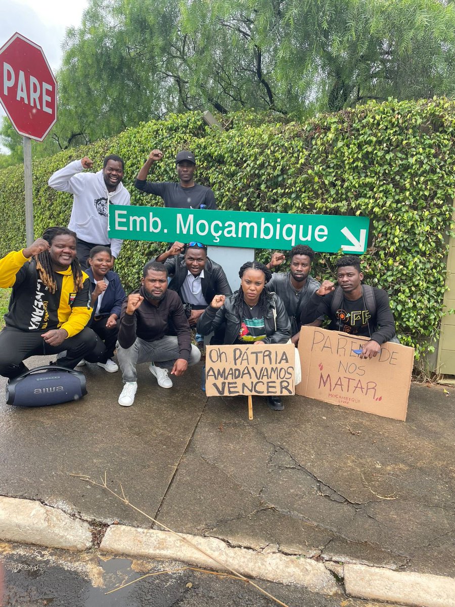 Cidiachissungo's tweet photo. Mozambicans and Angolans were protesting today for the second time within a week, in front of the embassy of #Mozambique in #Brasil 📍

Angolans never disappoint 🇦🇴❤️they will also be protesting in front of Mozambican Embassy in #Luanda 

#FreeMozambique 
#MozambiqueElections https://t.co/xmjvbRUSrI