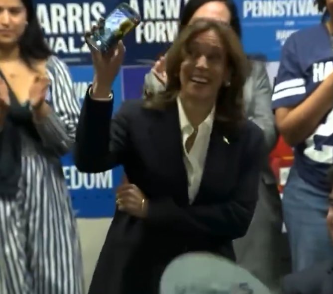 OliLondonTV's tweet photo. Kamala Harris appears to FAKE a phone call as she flashes the phone mid call- showing she is on the camera app. https://t.co/a4aEz8d9Te