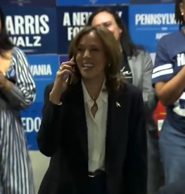 OliLondonTV's tweet photo. Kamala Harris appears to FAKE a phone call as she flashes the phone mid call- showing she is on the camera app. https://t.co/a4aEz8d9Te