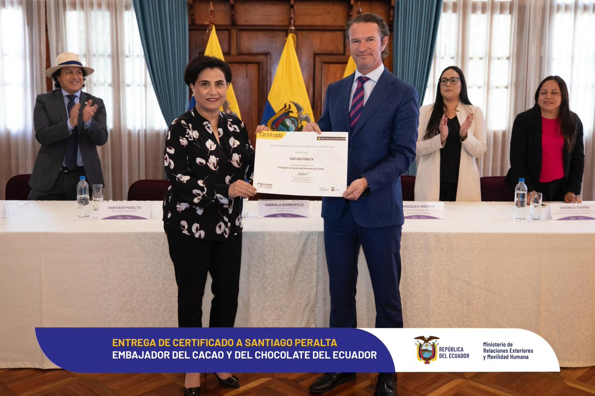 Santiago Peralta, empresario ecuatoriano, es nombrado "Embajador del Cacao y del Chocolate"
El empresario ecuatoriano Santiago Peralta ha sido distinguido con el nombramiento de "Embajador del Cacao y del Chocolate", un título que lo une a una selecta lista de representantes de