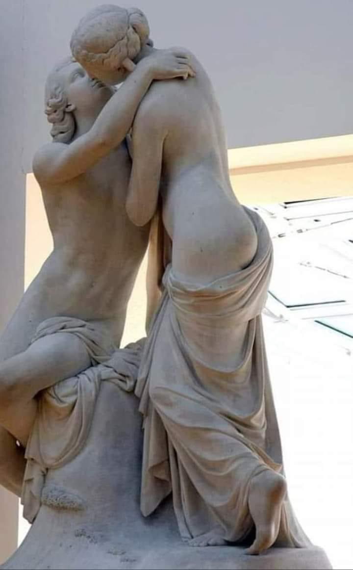 gandalf_u's tweet photo. Ero y Leandro de Georges Diebolt esculpida en mármol, captura el amor trágico de Ero, una sacerdotisa de Afrodita, y Leandro, un joven que la visitaba nadando cada noche hasta que una tormenta lo venció. Una obra que inmortaliza la pasión y la tragedia del mito griego. https://t.co/tRFAjxT0y4