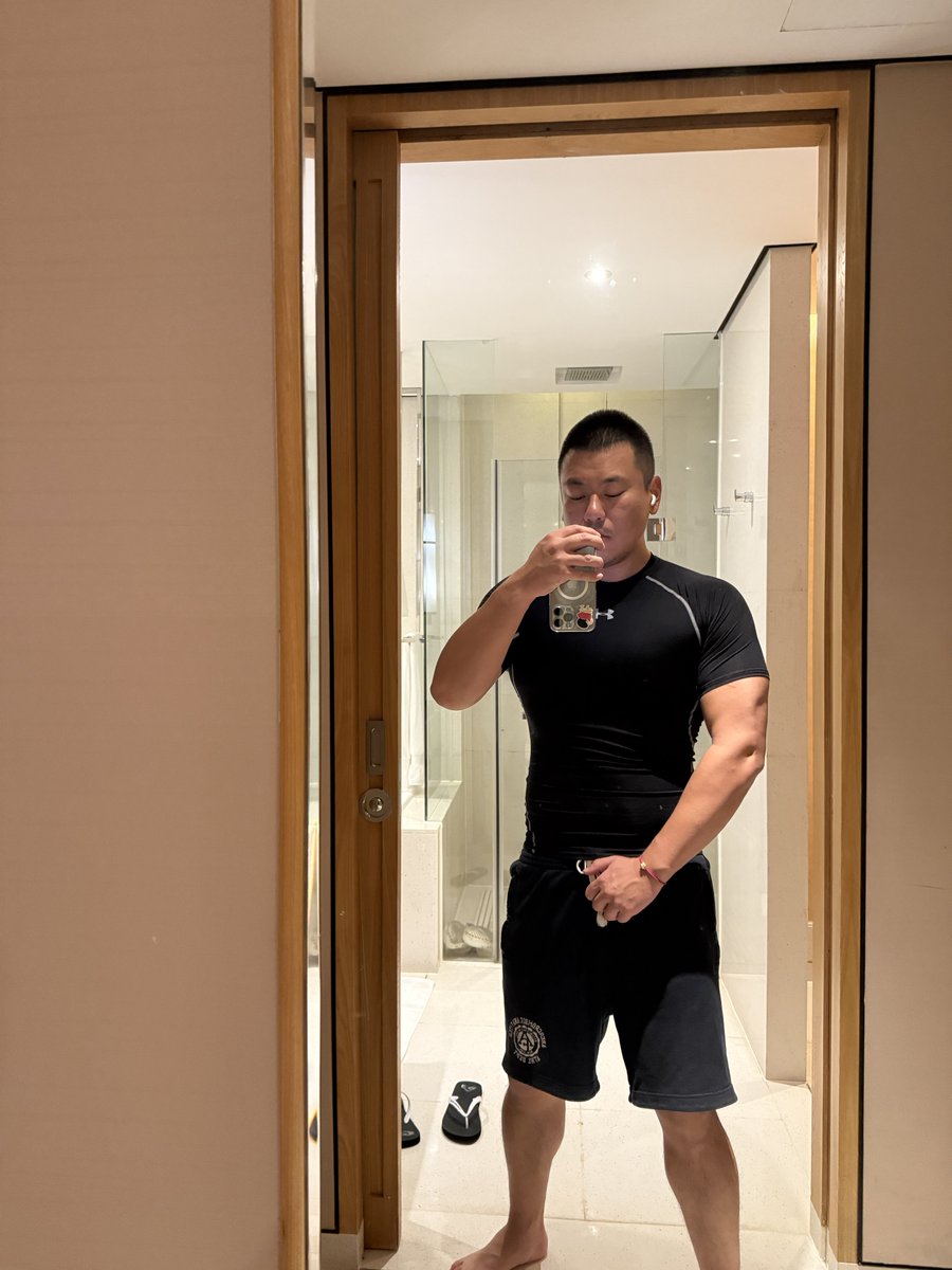 Xiong_dad's tweet photo. 睡不着，去撸铁 https://t.co/M0eIiPhluY