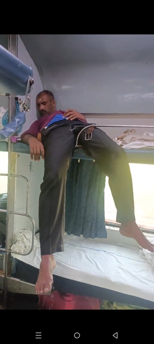 biswajitkayshap's tweet photo. This is the nuisance being created by a passenger in the train.
Train no: 12504,Humsafar express
Coach: B5
Misbehaving and urinating in seat. 
No action taken by Railways and RPF. 
@IRCTCofficial @RPF_INDIA @RPFCR @RPFCR @rpfnr_ @rpfner @RailMinIndia @RailwaySeva https://t.co/Bxtlmgja7o