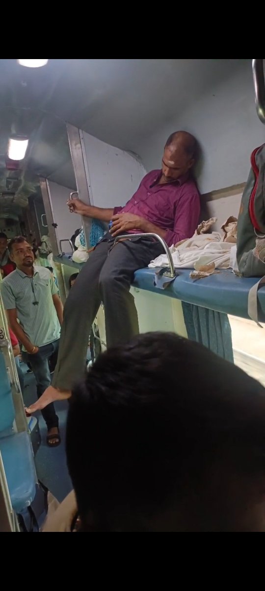 biswajitkayshap's tweet photo. This is the nuisance being created by a passenger in the train.
Train no: 12504,Humsafar express
Coach: B5
Misbehaving and urinating in seat. 
No action taken by Railways and RPF. 
@IRCTCofficial @RPF_INDIA @RPFCR @RPFCR @rpfnr_ @rpfner @RailMinIndia @RailwaySeva https://t.co/Bxtlmgja7o