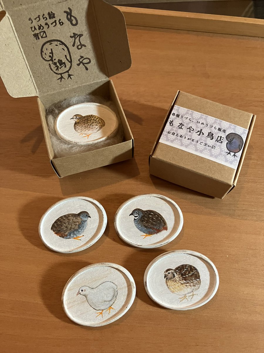 uzuraemonaya's tweet photo. 【もなや小鳥店】
一緒にお出かけできる細密原画ブローチ
ヒメウズラ4羽、ナミウズラ1羽
お迎え待ってます✨
(お迎え箱入り)
#鳥フェス横浜 #もなや #うずら #ヒメウズラ #ナミウズラ #ブローチ https://t.co/Q21aJgM9EM