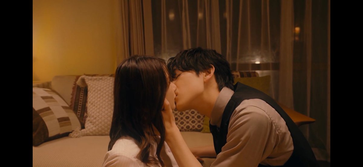 achandayom's tweet photo. 直前まで目あいてんのむり😭
キスする時ちゃんとちょっと口開くのむり😭
キスする時の横顔綺麗すぎてなにこれ😭
琉弥くんの唇やらかそうすぎて無理😭
最後ちょっと力込めたんか口らへん動くんむり😭

なんでこんなエロくみえるんだ？ご馳走様でっす😭😭😭😭😭 https://t.co/ghdovgGgdr
