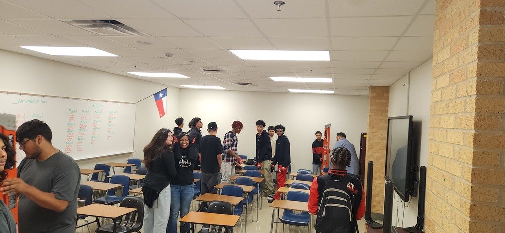 EvermanHS_EISD's tweet photo. First official Electric Club meeting today. The kids came eager to learn, and they gained valuable lessons in community service and the operations of the school. They are all taking pride in bettering their school, and it's fun to watch. https://t.co/epJpMbSAAl