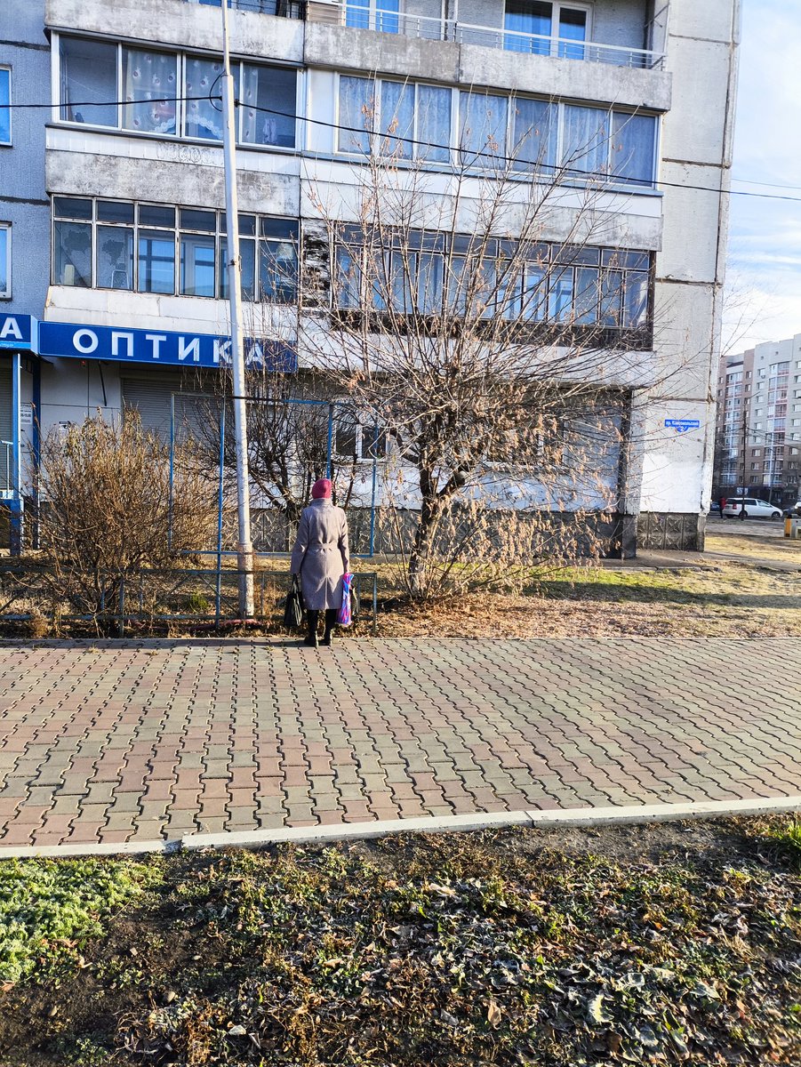 OriginalGoodman's tweet photo. Какая прелесть 🥹 Бабушка использует очки дополненной реальности для чтения объявлений на стенде. https://t.co/cIVx7inC5T