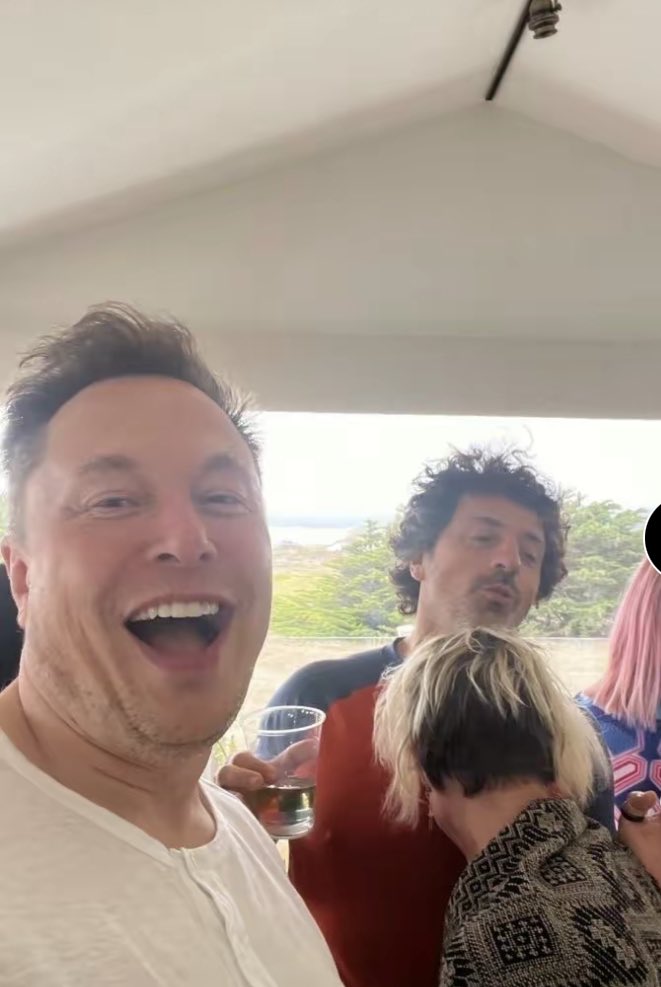CharlesCrumpl17's tweet photo. @elonmusk Elon had his friends with #Google and #Facebook provide unfair business practices against existing local companies when he launched SolarCity https://t.co/TEpy1cK9Jx