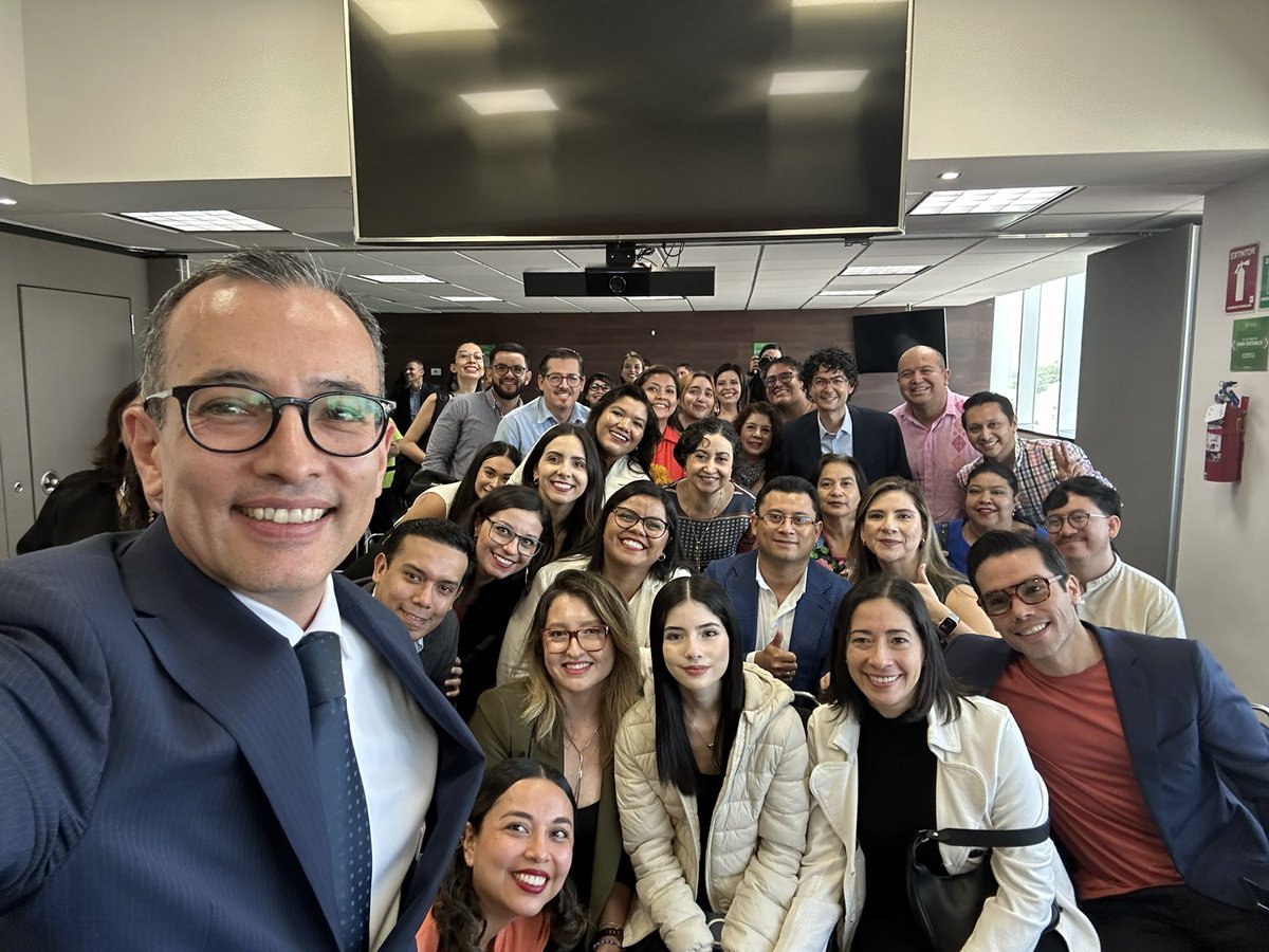 carlosivanmoren's tweet photo. Hoy me registré como candidato a la Rectoría General de mi querida @udg_oficial🙌🏽

Me emociona que lo hice acompañado de mi familia y mi gran equipo de trabajo🫶🏽

Visualizo una universidad para el futuro: cada vez más humanista, innovadora e incluyente

¡Gracias, un gran día!🤓 https://t.co/sFJnBssmek