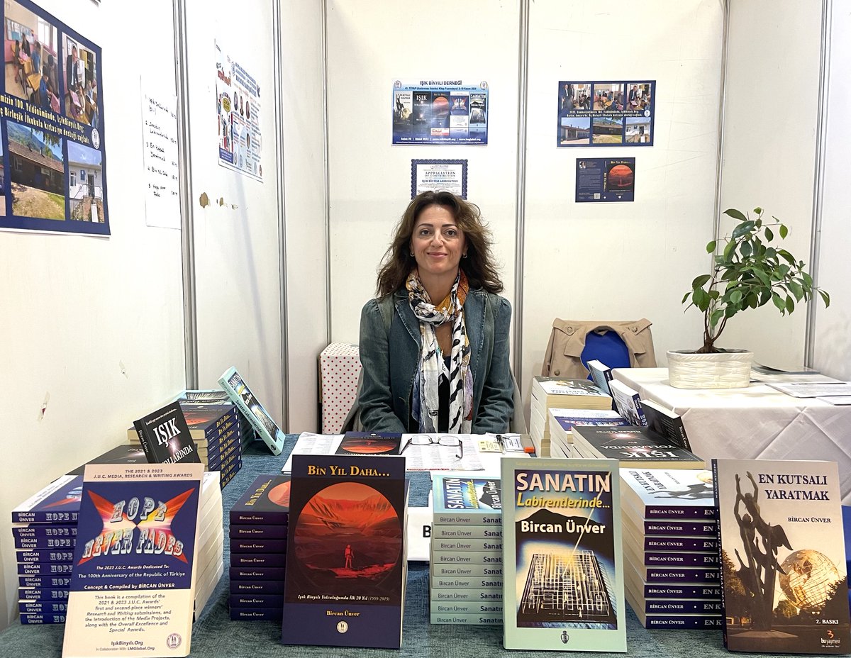 isikbinyili's tweet photo. 41. TÜYAP İstanbul Kitap Fuarında https://t.co/SY4cGtMiRZ üyelerimizden #İlknurArı, fuarın ikinci gününde standımızda tam gün gönüllü destek verdi. Fuara  katılımımızın en güzel yanlarından birisi de üyelerimiz arasında bir heyecan yaratmasıdır. @kitapfuari #isikbinyili https://t.co/d0E9ShDXlh