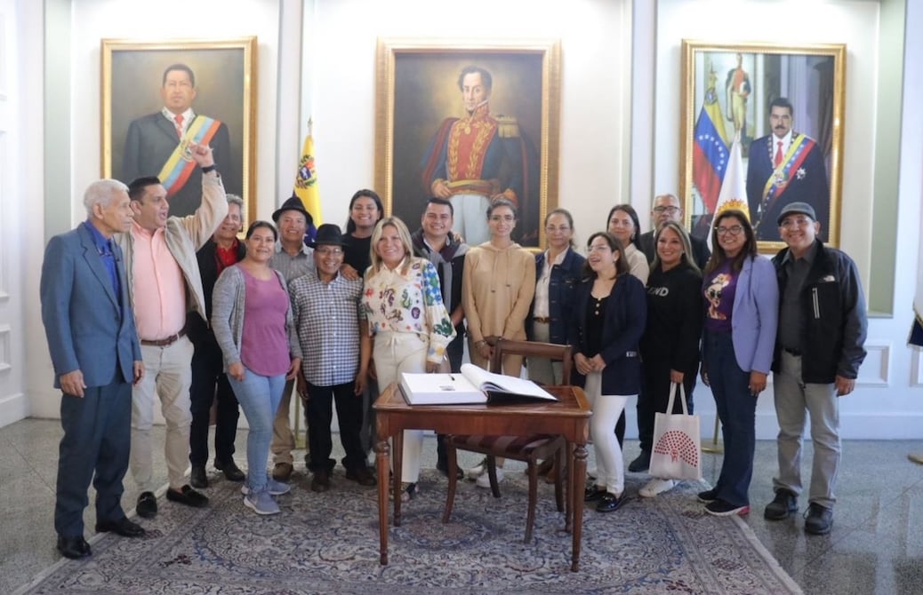 eluniversocom's tweet photo. Asambleístas del correísmo viajaron a Venezuela a foro parlamentario mundial antifacista. https://t.co/Nh7uq4KonW https://t.co/3GiQZoFuMY
