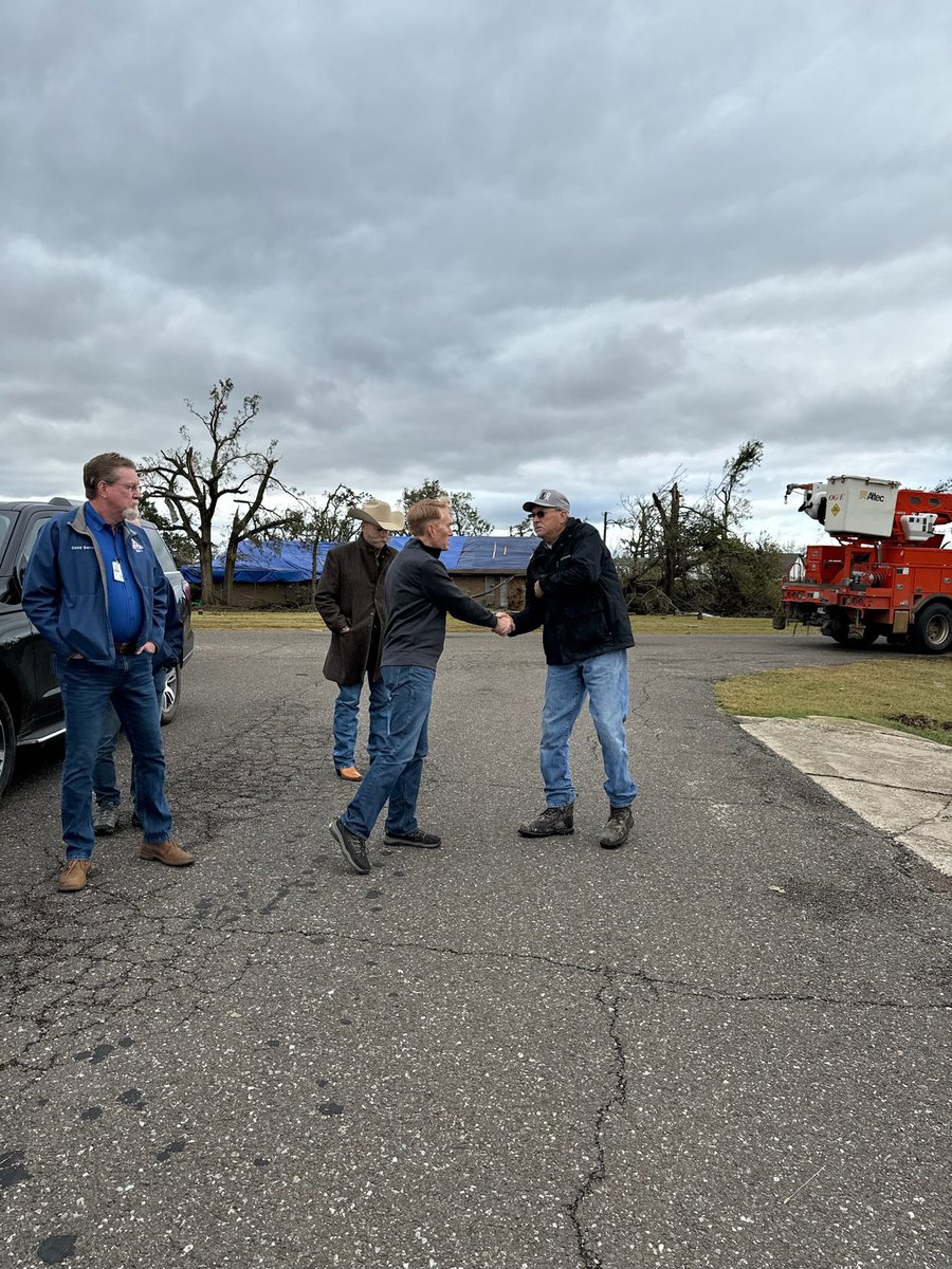 SenatorLankford's tweet photo. Today, I saw some of the devastating tornado damage in Harrah, Choctaw, and OKC. It’s inspiring to see these communities come together to help one another, including local officials and first responders. Thank you for exemplifying the #OklahomaStandard https://t.co/ximCftGLhE