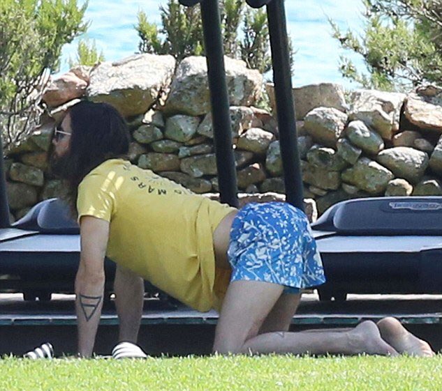 jaredletozone's tweet photo. Jared Leto doing yoga is one of my favorite genre of photos https://t.co/zWS5ZfHqUo