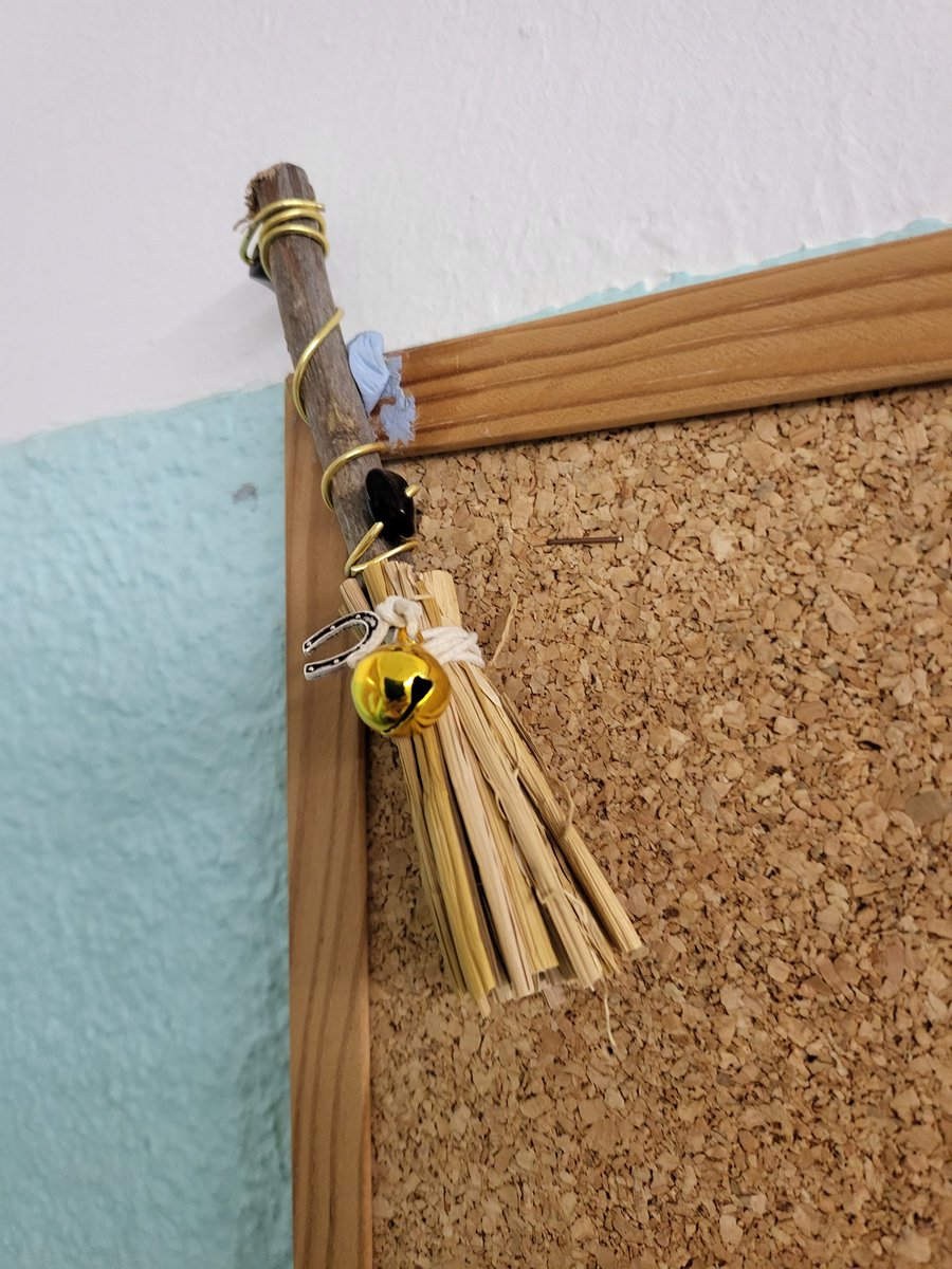 MariaSender's tweet image. En un rincón medio escondido de mi clase.
Para barrer los malos rollos...
#bruja #escoba